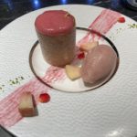 トシ・ヨロイヅカの桃のデザート