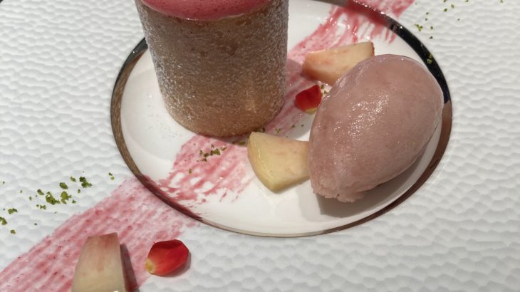 トシ・ヨロイヅカの桃のデザート